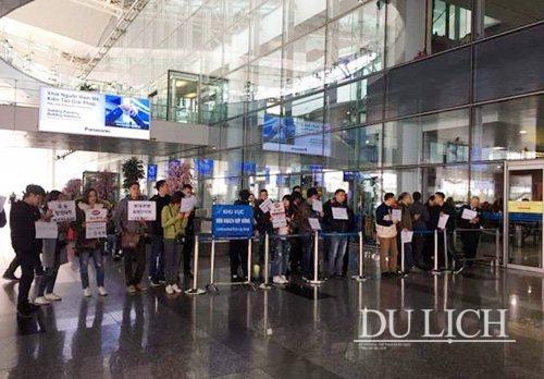 Doanh nghiệp lữ hành than trời vì quy định trái khoáy của sân bay Nội Bài
